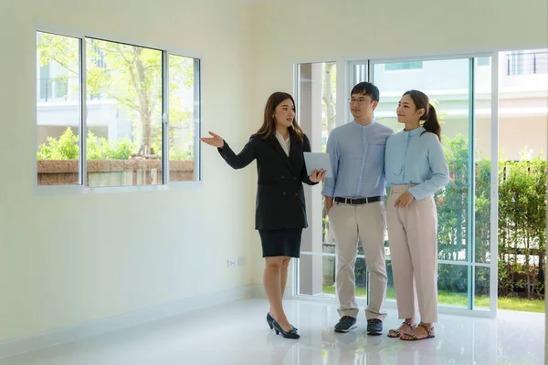 Asiatische Immobilienmaklerin Zeigt Dem Jungen Asiatischen Liebespaar Das Kaufen Möchte — Stockfoto