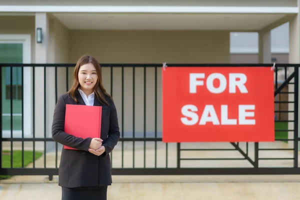 Asiatische Immobilienmaklerin Steht Vor Dem Haus Der Haustür Hängt Ein — Stockfoto