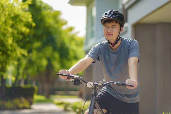 Mulher Asiática Olhando Feliz Enquanto Passeio Bicicleta Torno Seu Bairro — Fotografia de Stock