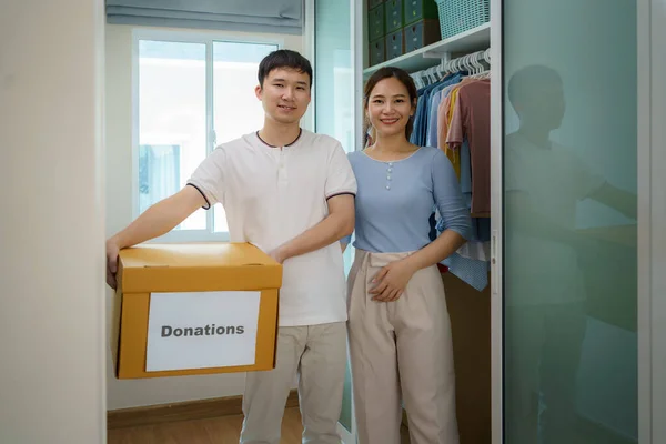 Asiatisches Paar Steht Der Garderobe Der Nähe Eines Kleiderschranks Und — Stockfoto