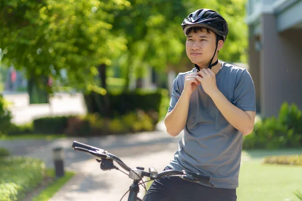 亚洲男人头戴安全帽 准备骑自行车在邻居家附近转悠 以增进身心健康 — 图库照片