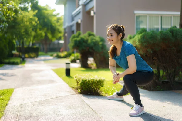 Mulher Asiática Que Estende Para Aquecer Esfriar Antes Depois Exercício — Fotografia de Stock