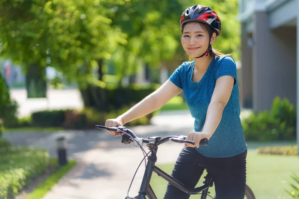 Mulher Asiática Olhando Feliz Enquanto Passeio Bicicleta Torno Seu Bairro — Fotografia de Stock
