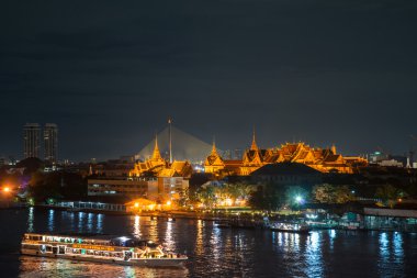 Grand palace ve yolcu gemisi gece, bangkok şehir, Tayland