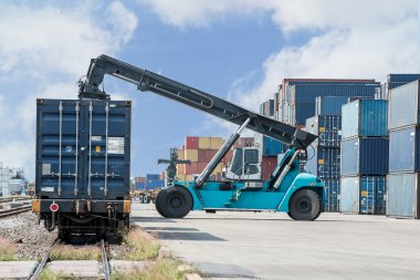 Konteyner kutu yükleme yük treni için taşıma forklift