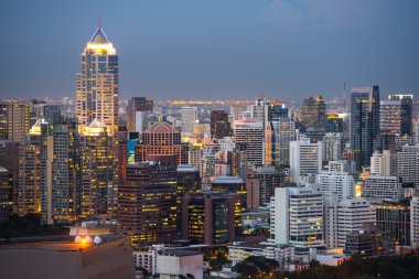 Bangkok cityscape, alacakaranlıkta yüksek bina ile iş merkezleri 