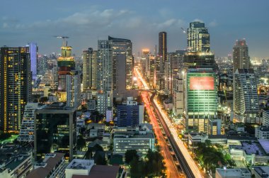 Bangkok cityscape alacakaranlıkta ana trafik ile