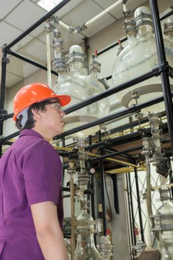 makine parçası laboratuvarda seyir Mühendisi öğrenci
