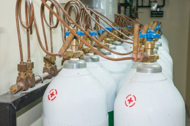 Hastane kontrol odasında tıbbi oksijen tankı