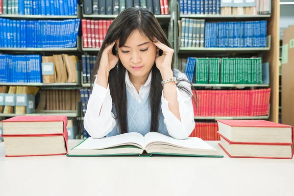 Jeune asiatique étudiant sous pression mentale — Photo