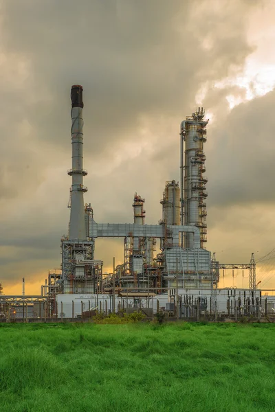 Oil refinery at dramatic twilight — Stock Photo, Image