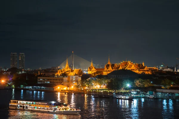 Großer Palast und Kreuzfahrtschiff in der Nacht, Bangkok City, Thailand — Stockfoto