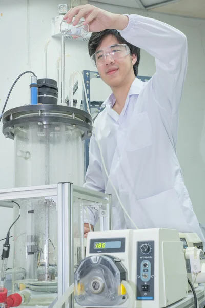 Cientista asiático trabalhando em laboratório — Fotografia de Stock