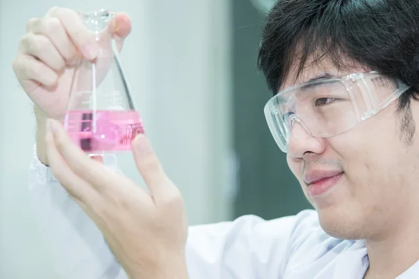 Pesquisador científico asiático olhar feliz o resultado da experiência — Fotografia de Stock