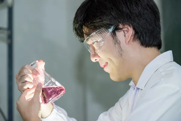 Asijské vědec v bílé uniformě pracující v laboratoři — Stock fotografie