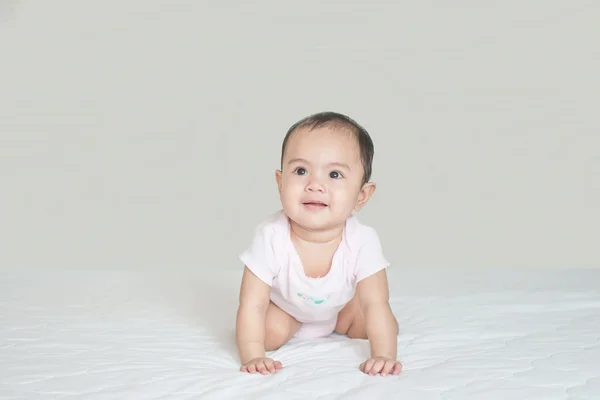 Asian cute girl baby crawling in bedroom — Stock Photo, Image