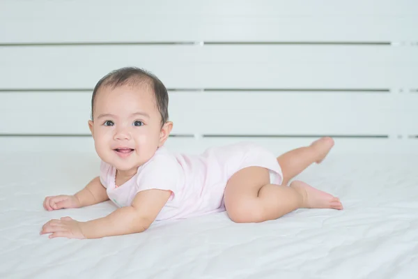 Asian cute girl baby crawling in bedroom — Stock Photo, Image