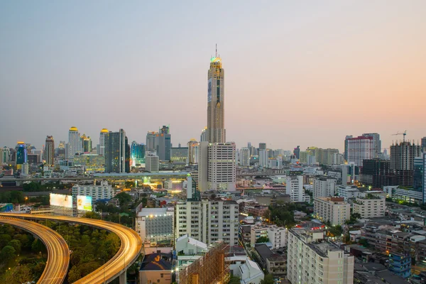 Bangkok paisaje urbano en el crepúsculo con el tráfico principal — Foto de Stock