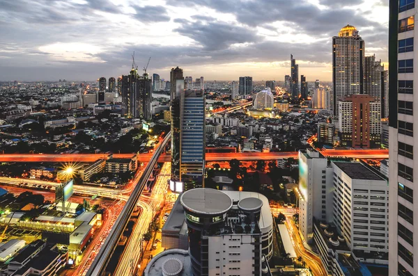 Bangkok cityscape alacakaranlıkta ana trafik ile — Stok fotoğraf