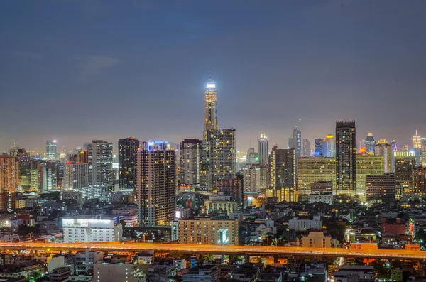 Bangkok stadsgezicht bij avondschemering met belangrijkste verkeer — Stockfoto