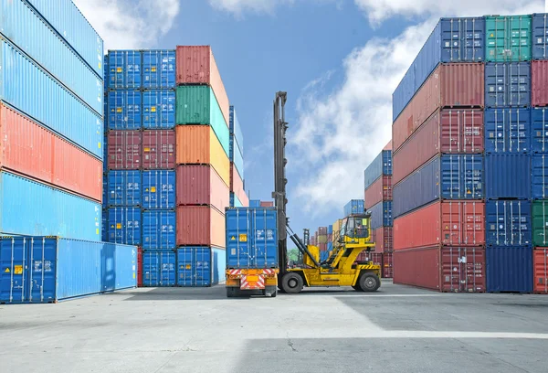 Jeřáb zvedák zpracování naložení kontejneru box Truck — Stock fotografie