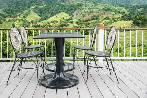 Stół i krzesła na tarasie z naturą w tle — Zdjęcie stockowe