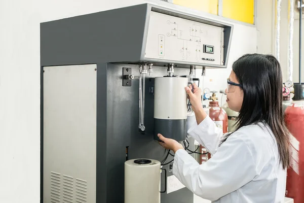 Химический ученый, использующий машину (автосферу) в лаборатории — стоковое фото
