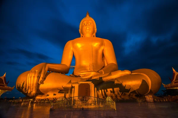 Большой золотой Будда в Ват Муанге в Анг Тонг, Таиланд — стоковое фото