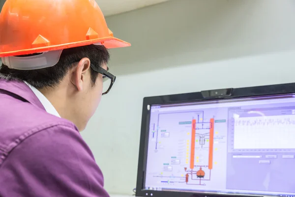 Estudiante de ingeniería buscando destilación de aceite simulada en computadora —  Fotos de Stock