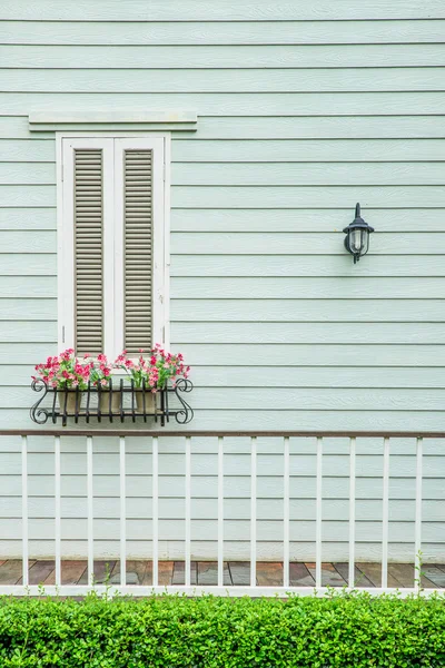 Fenster im Landhaus mit Blumentöpfen und Blumen — Stockfoto