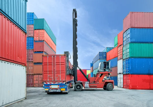 Carga de la caja de contenedores de manejo de carretillas elevadoras a camión en muelle — Foto de Stock