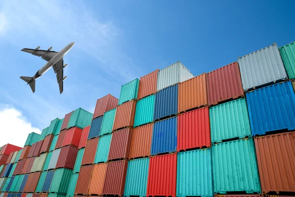 Stapel van lading tanks bij de dokken — Stockfoto