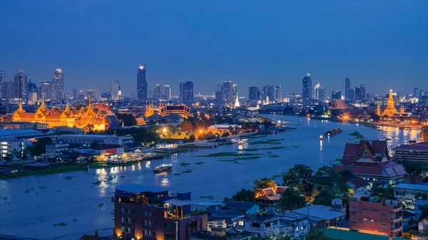 Gran palacio en el crepúsculo en Bangkok, Tailandia — Foto de Stock