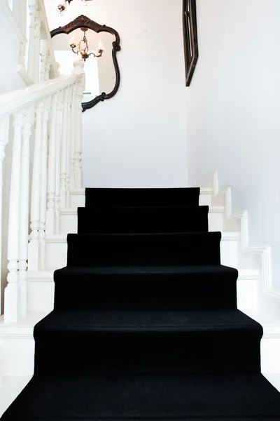 Escalera moderna de un edificio clásico con alfombra negra — Foto de Stock