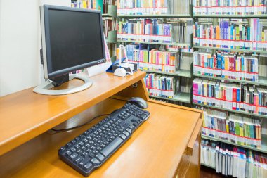 bilgisayar Kitaplığı birçok kitap ve raflar içinde backgro