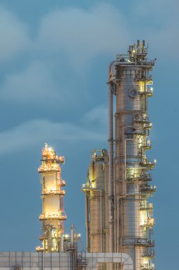 sütun kule alacakaranlıkta Petrokimya tesisi
