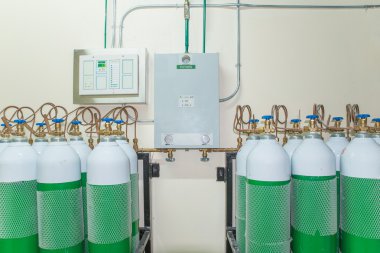 Hastane kontrol odasında tıbbi oksijen tankı
