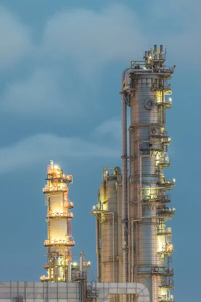 Torre de columnas en planta petroquímica al atardecer —  Fotos de Stock