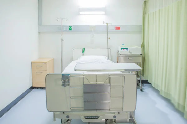 Nemocniční pokoj s manželskou postelí a židlí — Stock fotografie
