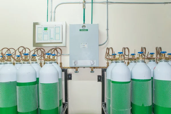 Hastane kontrol odasında tıbbi oksijen tankı