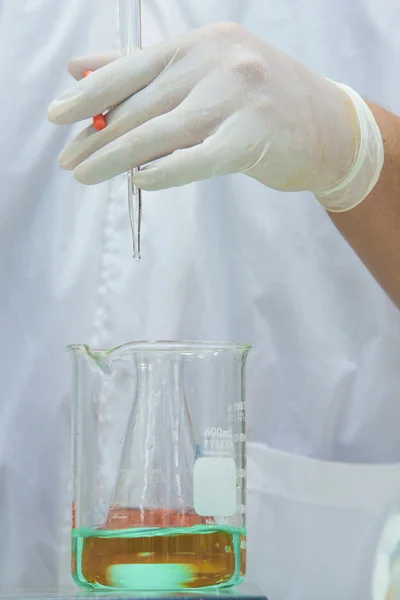 Pesquisador fazendo o experimento, titulação do reagente no — Fotografia de Stock