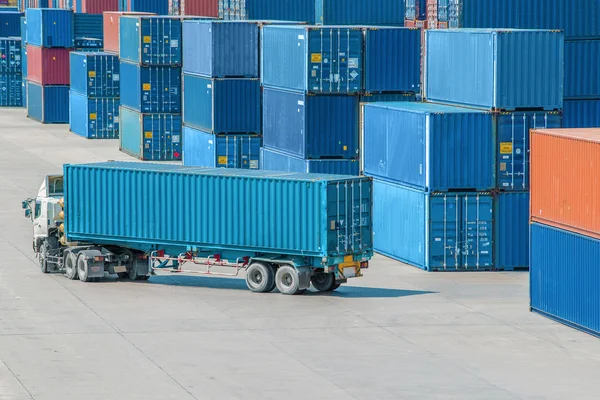 Vrachtwagen in container depot — Stockfoto