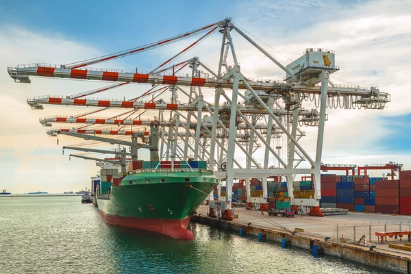 Navio de contêineres no terminal que trabalha com guindaste em terra no cais — Fotografia de Stock