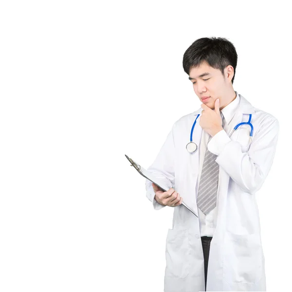 Knappe Aziatische arts studies medische report.isolated op witte b — Stockfoto