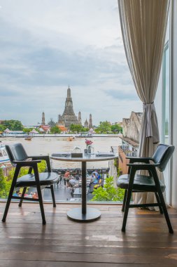 Nehir kenarı koltuklar ve Bangkok, inci chao phraya Nehri'nin yakınında tablolar