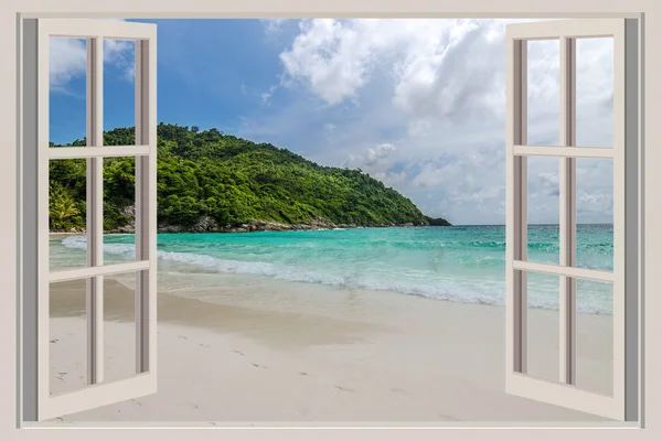 Das offene Fenster mit Meerblick — Stockfoto