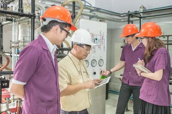 Engineering professional with group of students in training — Stock Photo, Image