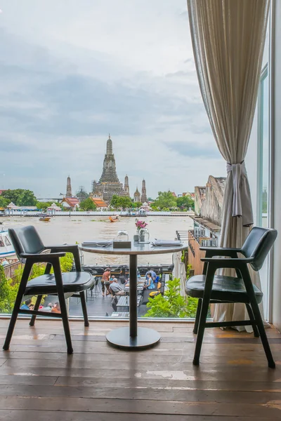 Riverside sittplatser och bord nära floden chao Phraya i bangkok, th — Stockfoto