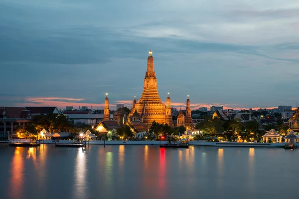 Wat Arun Buddhist religious places in twilight time, Bangkok, Th — Stock Photo, Image