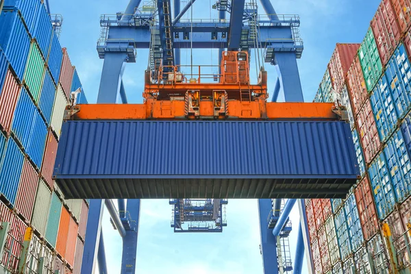 Shore crane loading containers in freight ship — Stock Photo, Image